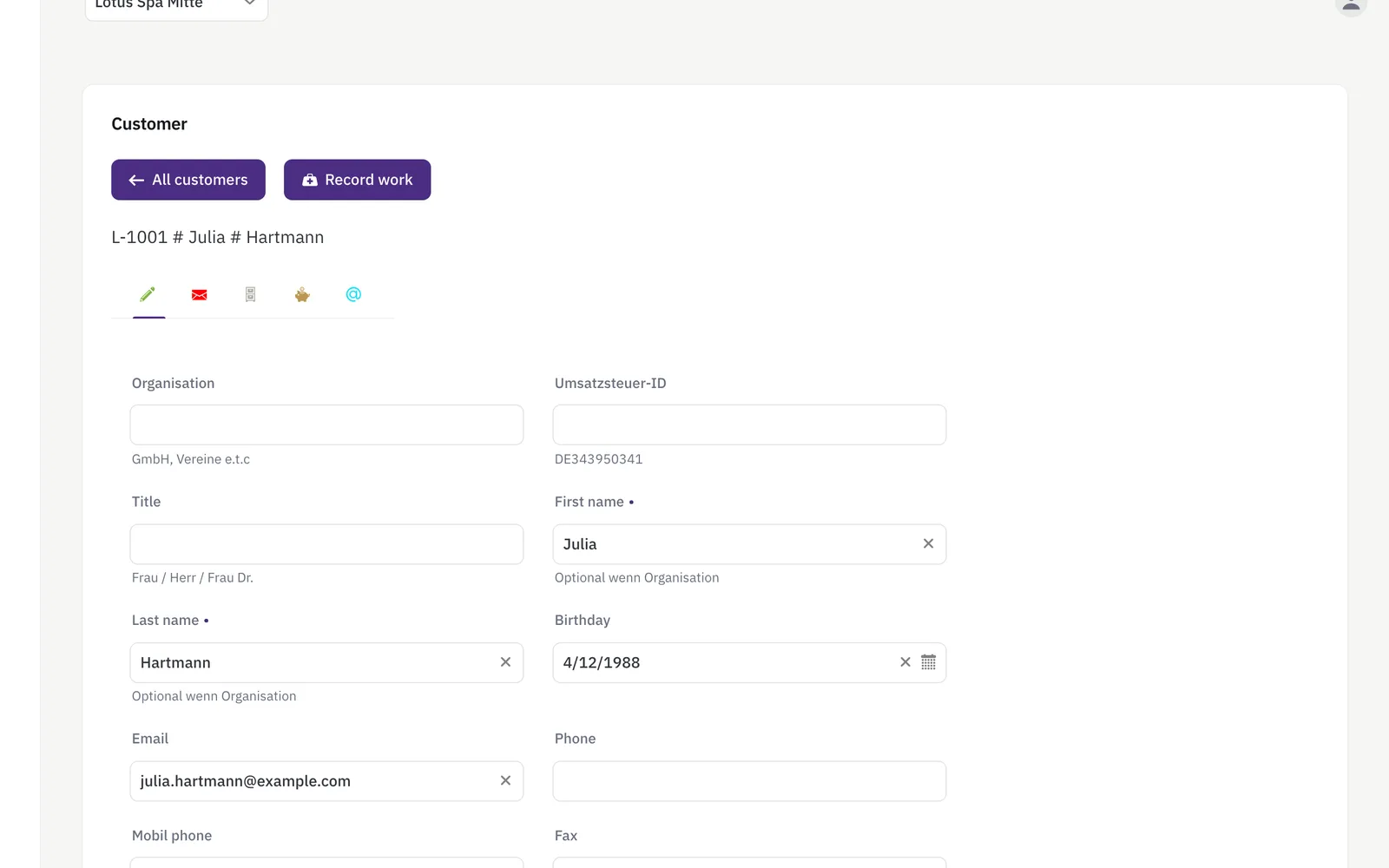 Kundenliste mit Suche neben einer geöffneten Kundenakte im CRM: Kontaktdaten, Notizen und Besuchsverlauf.